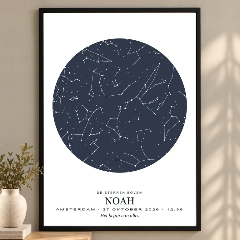Sterrenposter met ronde sterrenkaart boven Amsterdam, naam Noah en datum in een zwarte lijst.