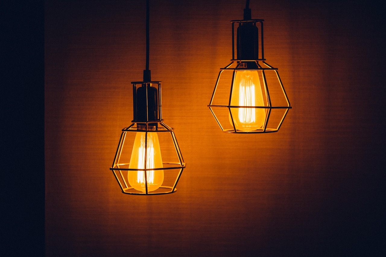 Stalen boekenplank met vintage accessoires en lamp.