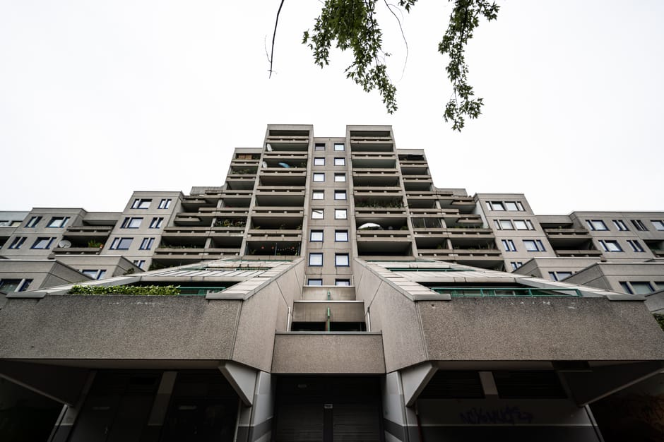 De invloed van zachte brutalistische meubels in je woonkamer