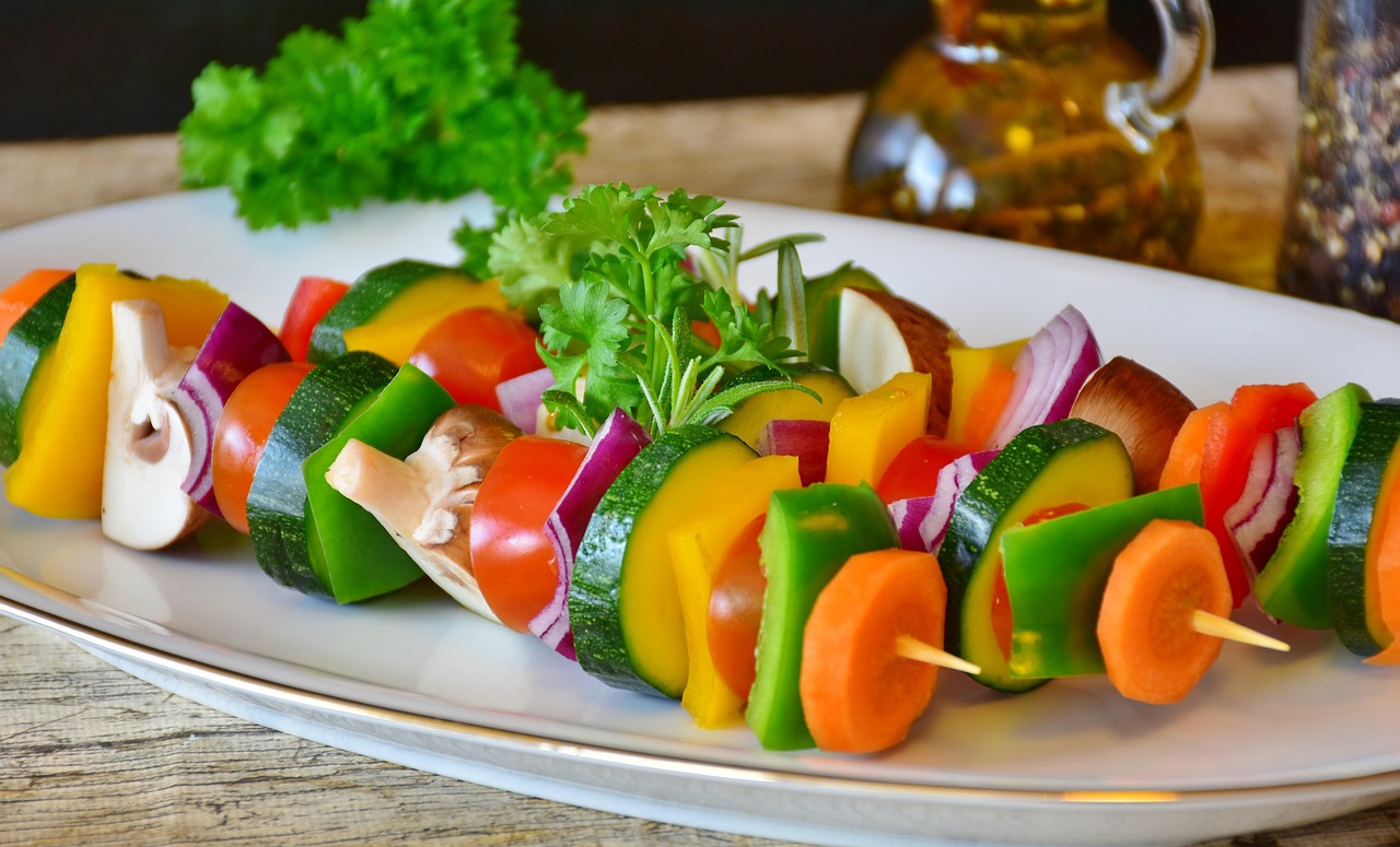 Stijlvolle vegan keuken met groene hangplanten.