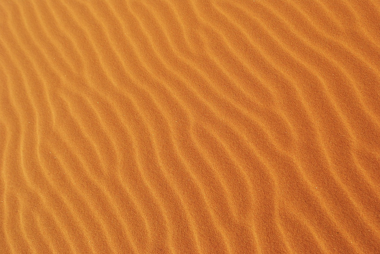 Blauwe en terracotta vazen op witte planken.