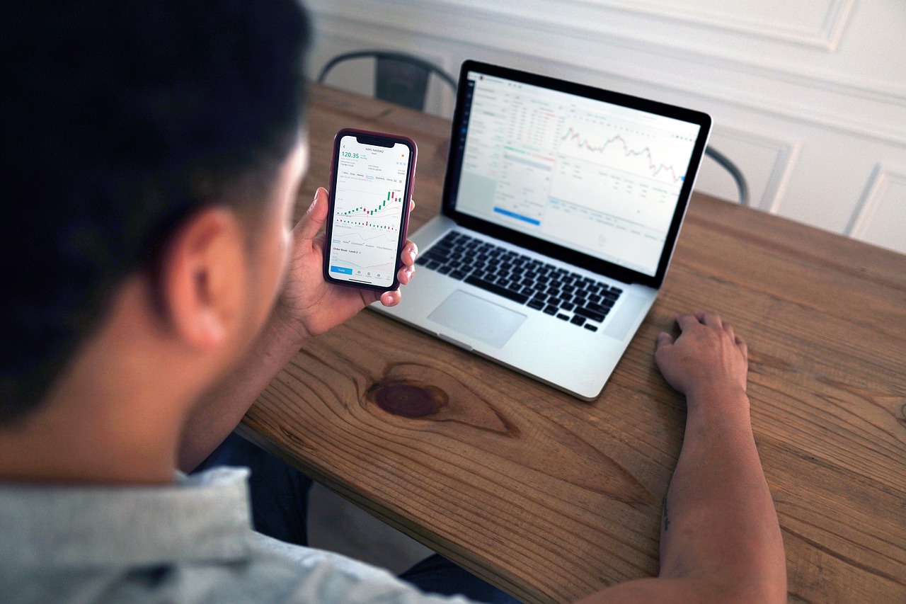 Slimme wandlamp bedienbaar via smartphone-app. Slimme wandlamp bedienbaar via smartphone-app.
