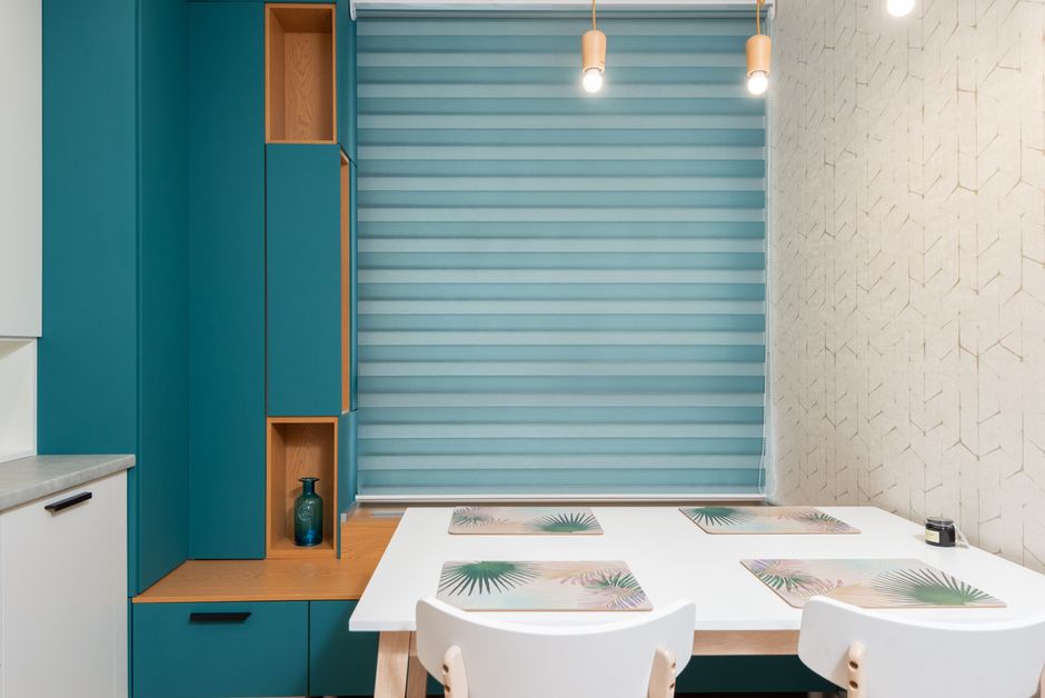 Rolgordijntechnologie maximaliseert zomerlicht in woonkamer. Rolgordijntechnologie maximaliseert zomerlicht in woonkamer.