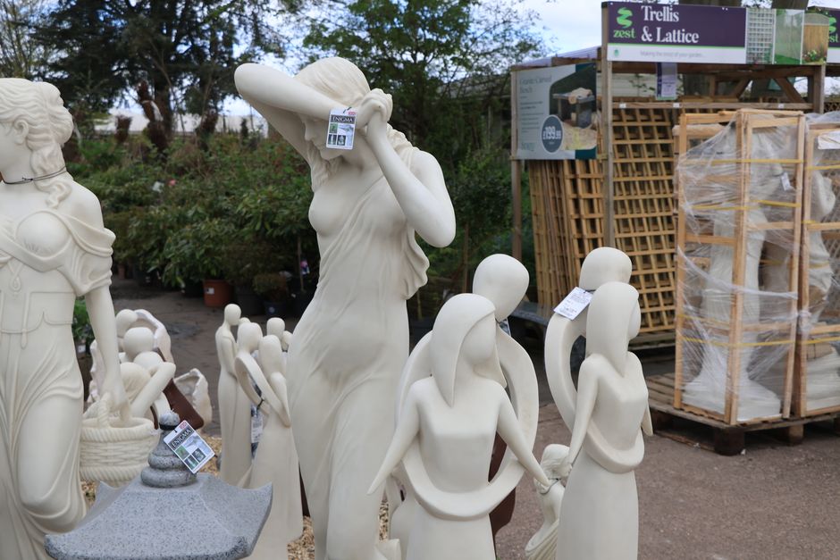 Openluchtgalerij in tuin met unieke kunststukken. Openluchtgalerij in tuin met unieke kunststukken.