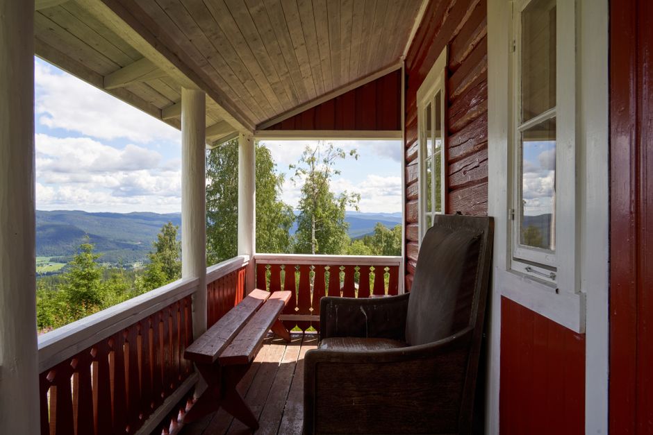 Warme kaarsen branden op een hygge-veranda. Warme kaarsen branden op een hygge-veranda.