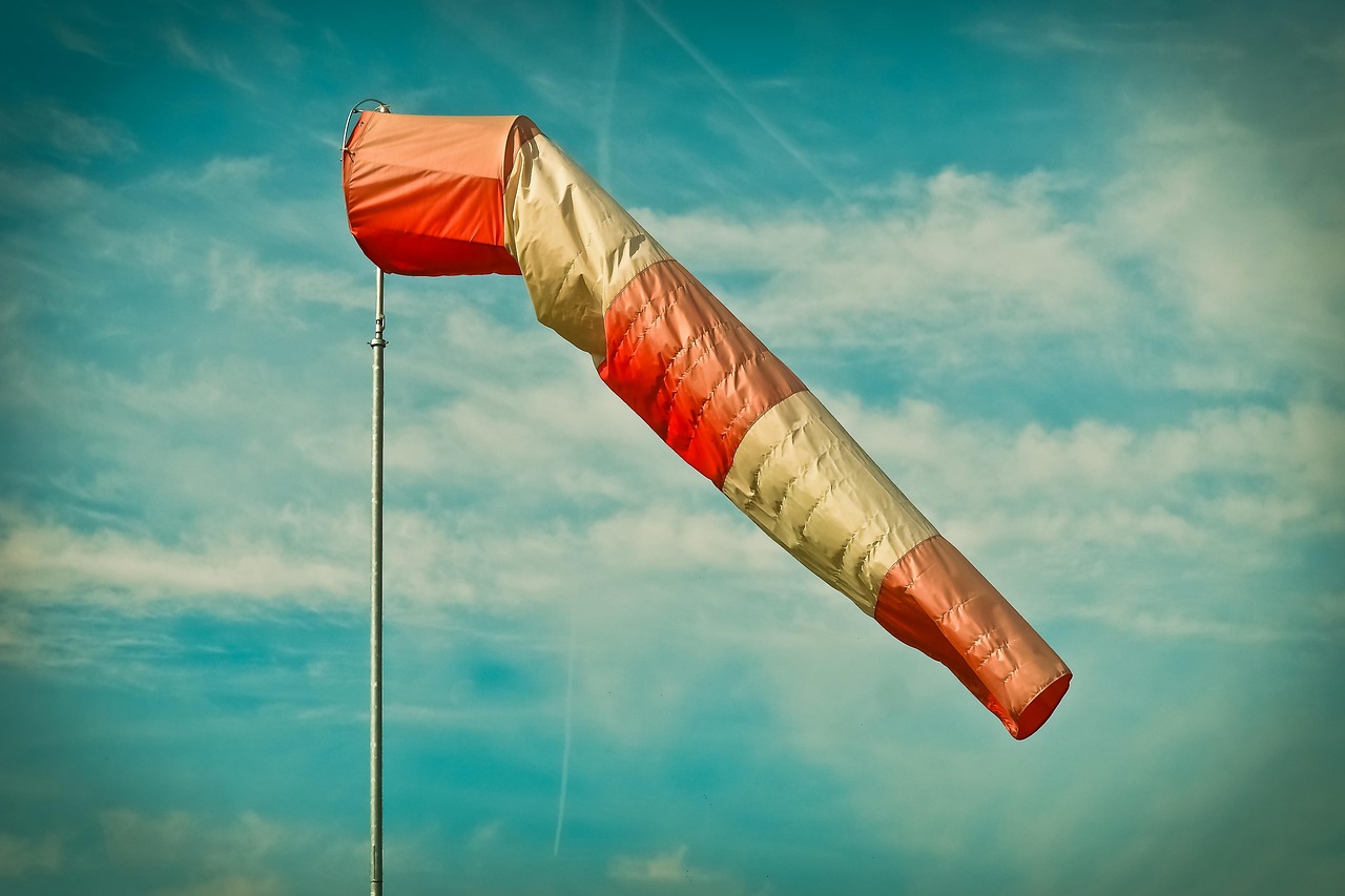 Zonne-energie aangedreven zwembadfilter naast zwembad. Zonne-energie aangedreven zwembadfilter naast zwembad.
