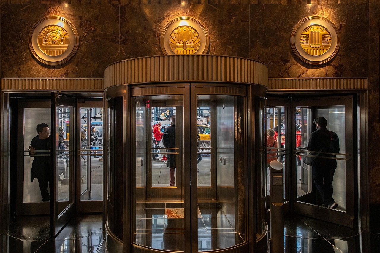 Kleurrijke art deco patronen op gordijnen.