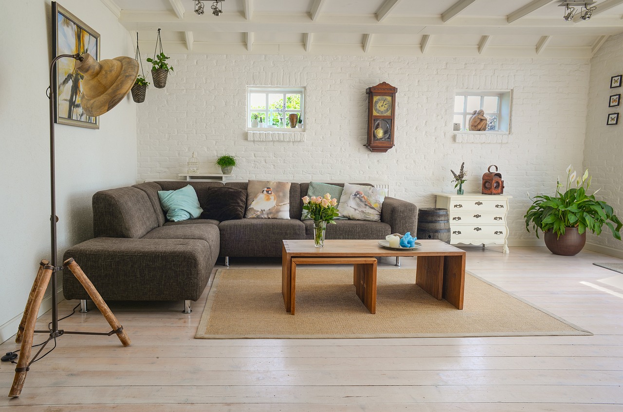 Landelijke woonkamer met schotse hooglander muurdecoratie. Landelijke woonkamer met schotse hooglander muurdecoratie.
