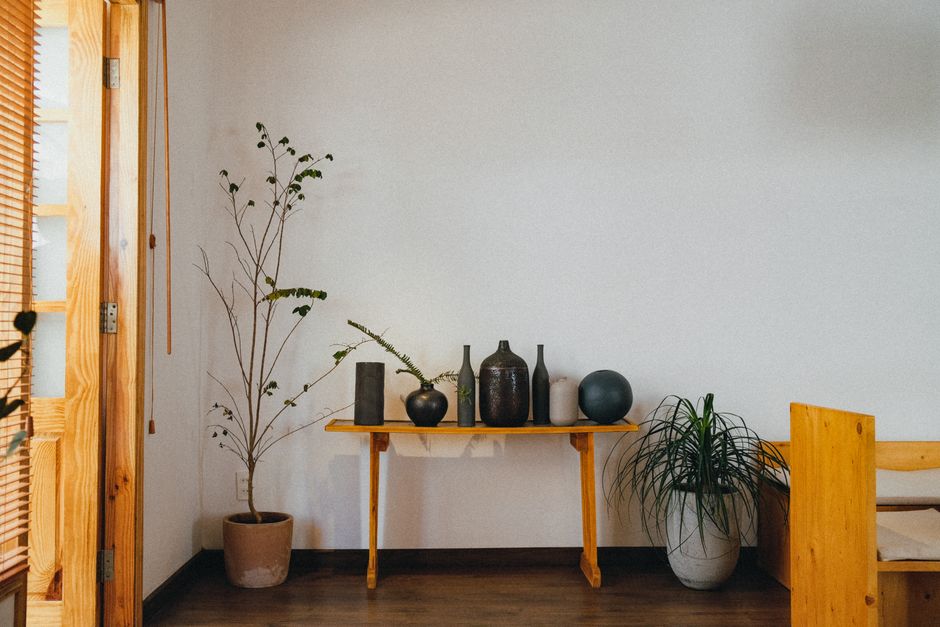 Rustgevend interieur met houten en groene accenten Rustgevend interieur met houten en groene accenten