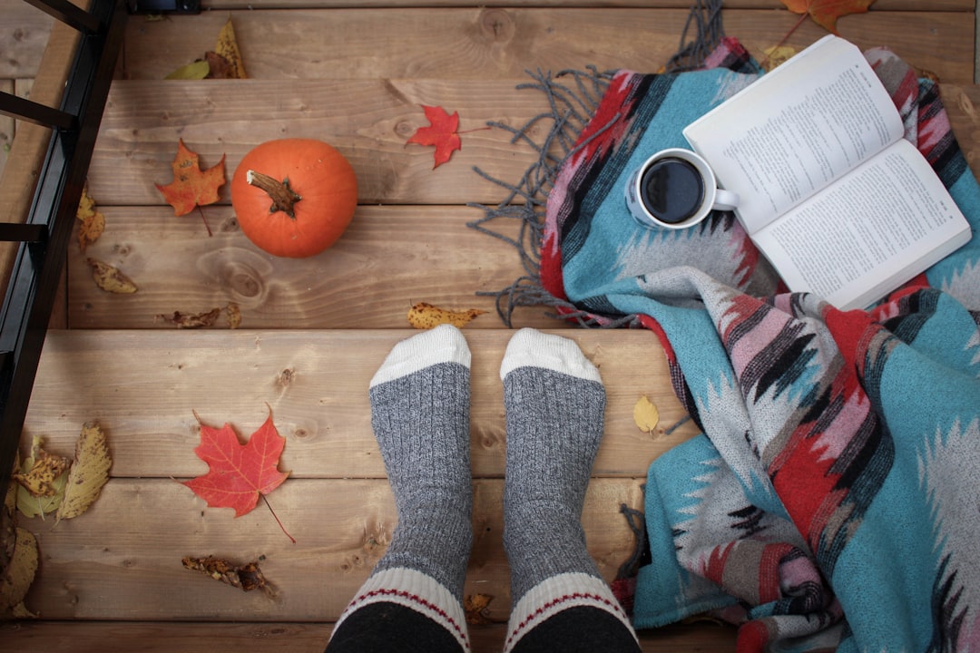 Glas-in-lood raamstickers: een elegante herfstsfeer creëren