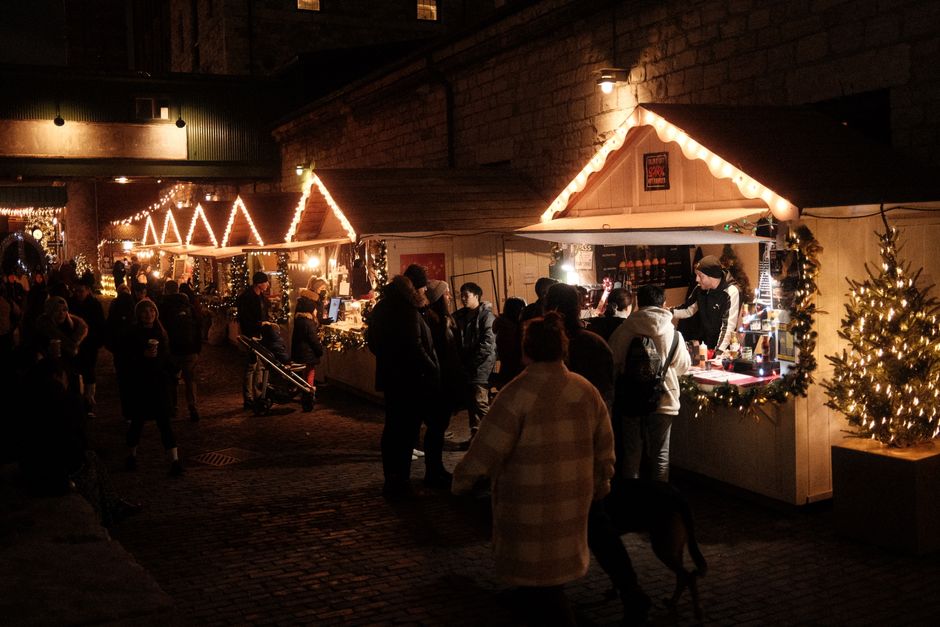 Mensen wandelen op drukke kerstmarkt in Nederland. Mensen wandelen op drukke kerstmarkt in Nederland.